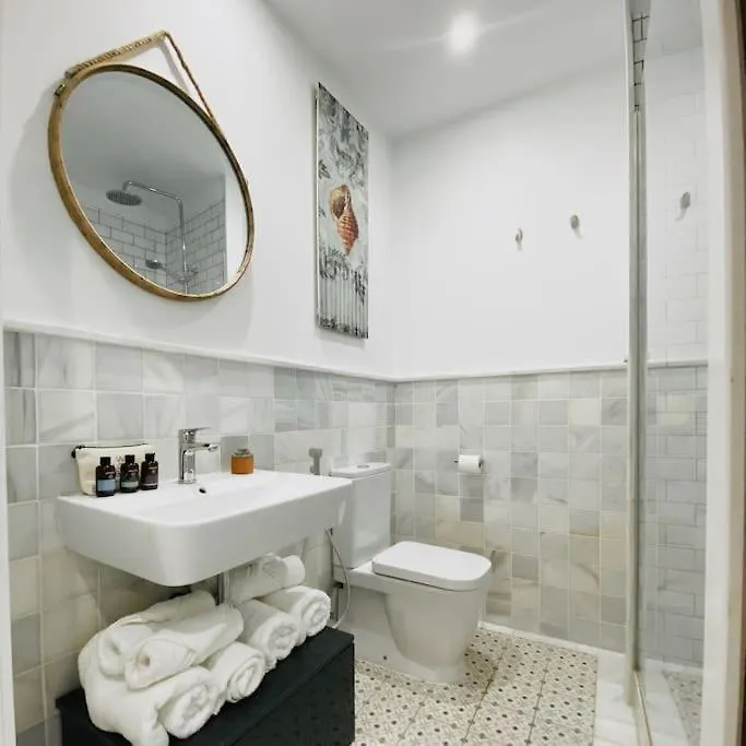 Lovely 2-Bed In Granada 1Min To Gran Via De Colon By Sharingco 0*,  Espanha